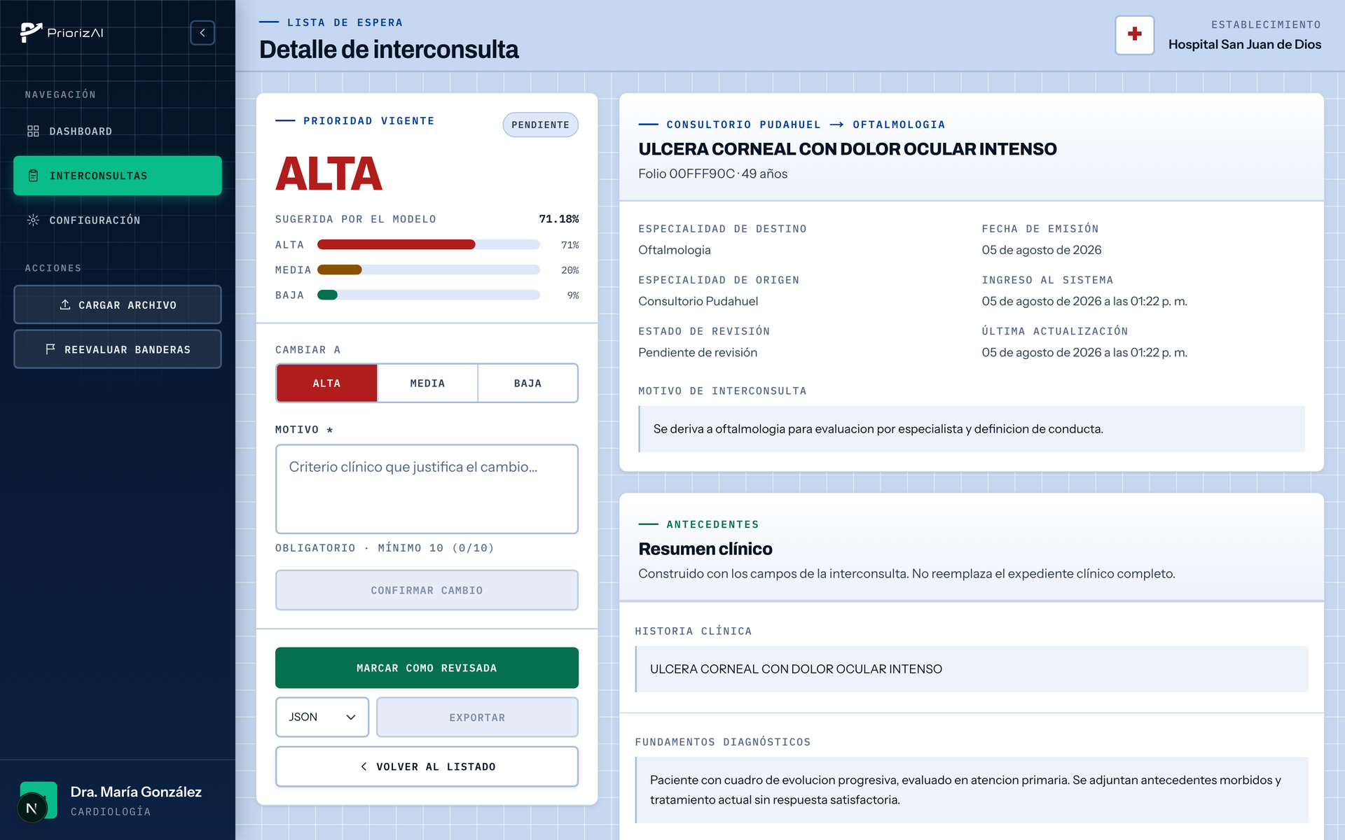 Detalle de una interconsulta en PriorizAI: a la izquierda la prioridad vigente con la distribución de confianza del modelo y el formulario para cambiarla; a la derecha los datos administrativos y el resumen clínico por secciones.
